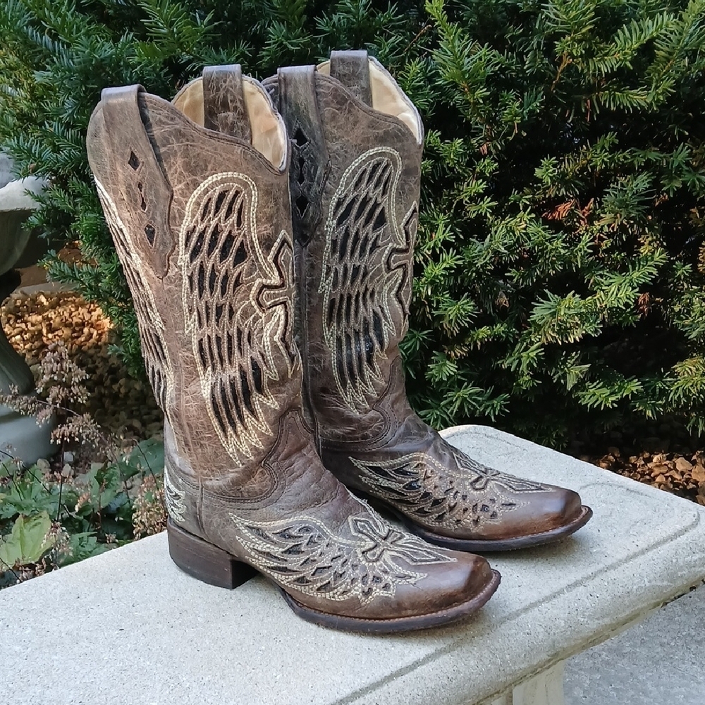 A1197 - WOMEN'S BLACK GLITTER INLAY CROSS AND WINGS EMBROIDERY Boot Sz 9.5 M GUC